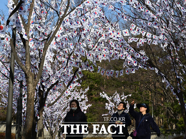 107주년 3.1절을 이틀 앞둔 27일 서울 용산구 효창공원 앞에 태극기 거리가 조성돼 있다. /이새롬 기자