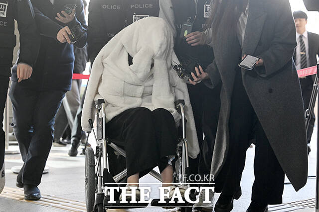 마약류관리법 위반 및 도로교통법상 약물운전 혐의를 받는 30대 여성 A씨가 27일 오전 서울 마포구 서울서부지방법원에서 열린 구속 전 피의자 신문에 출석하고 있다. /서예원 기자