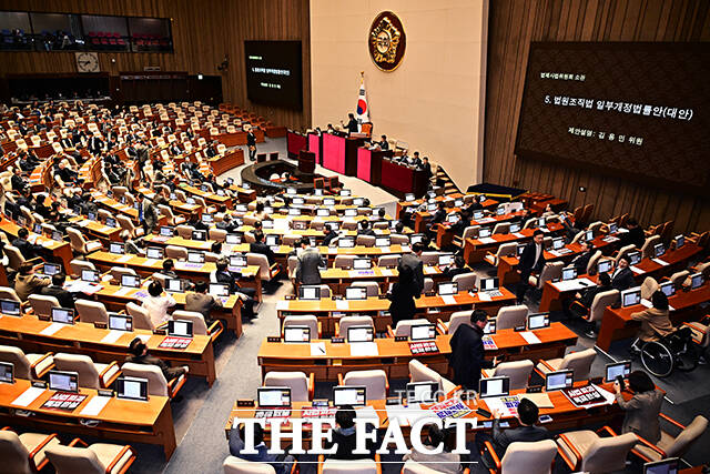 우원식 국회의장이 27일 서울 여의도 국회에서 열린 제432회 국회(임시회) 제8차 본회의에 참석해 법원조직법 일부개정법률안(대법관 증원법)을 상정하고 있다.