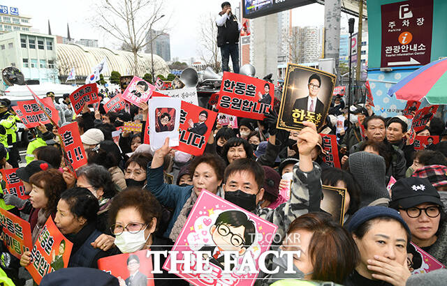 한동훈 전 국민의힘 대표가 27일 오후 대구 서문시장 방문을 앞둔 가운데 한 전 대표를 지지하는 시민들과 반대하는 시민들이 집회를 하고 있다. /대구=박상민 기자