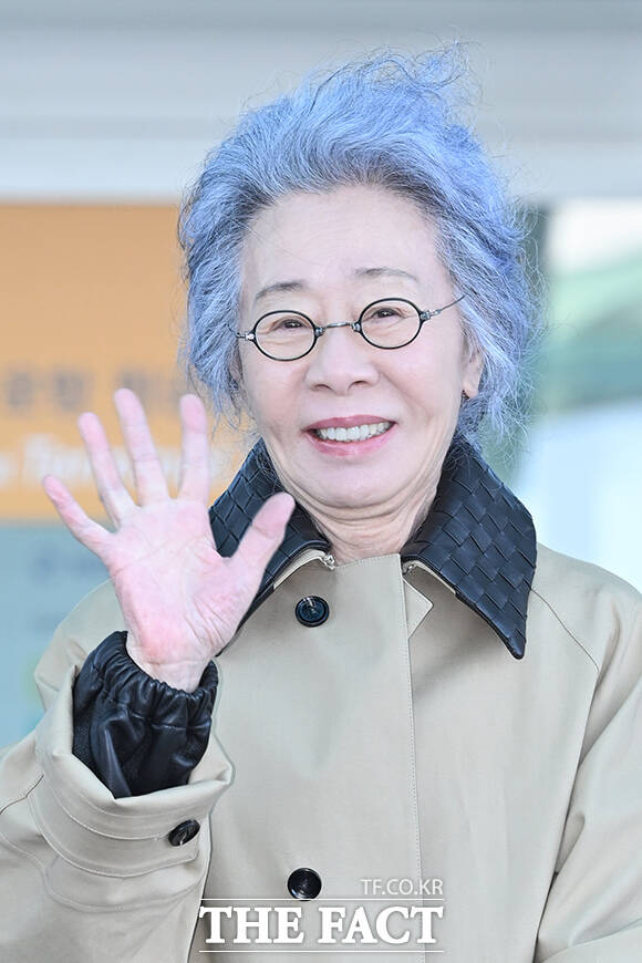 배우 윤여정이 27일 인천국제공항에서 ‘보테가 베네타 WINTER 2026 쇼’ 참석을 위해 이탈리아 밀라노로 출국하며 팬들에게 인사하고 있다. /인천국제공항=김성렬 기자