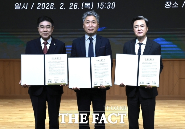 충남 계룡시는 지난 26일 충남도청 대회의실에서 나노소프트와 40억 원 규모의 투자 양해각서(MOU)를 체결했다. /계룡시