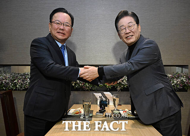 민주당 일각에서는 대구·경북 통합이 성사될 경우를 전제로 김부겸 전 국무총리 차출론도 거론된다. 사진은 지난해 2월 여의도 한 식당에서 김부겸 전 국무총리와 만난 당시 이재명 민주당 대표. /박헌우 기자