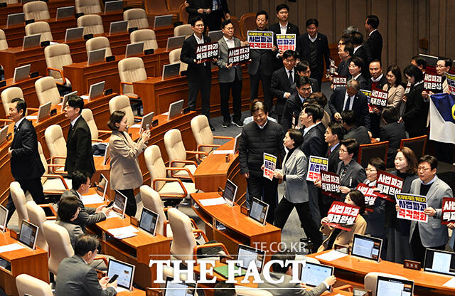 국민의힘 의원들이 27일 서울 여의도 국회에서 열린 제432회 국회(임시회) 제8차 본회의에 참석해 헌법재판소법 일부개정법률안(대안)에 대한 무제한 토론 종결동의의 건 투표 도중 피켓시위를 하고 있다. /국회=배정한 기자
