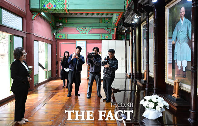 박희영 용산구청장과 보훈가족들이 27일 서울 용산구 효창공원 내 의열사 참배를 마친 뒤 태극기거리를 행진하며 만세삼창을 외치고 있다.