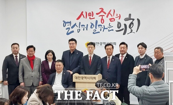 국민의힘 대전시의회 의원들이 27일 시의회 기자실에서 기자회견을 열고 대전 지역 더불어민주당 국회의원 7명을 향해