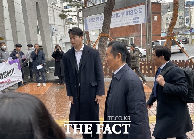'선거제도 개혁을 촉구하는 대구경북 시도민 일동'(왼쪽)이 27일 민주당 현장 최고위원회의가 열리는 대구 2·28민주운동기념관 앞에서 정청래 대표(가운데)를 향해 선거개혁 촉구를 하고 있다. /대구참여연대