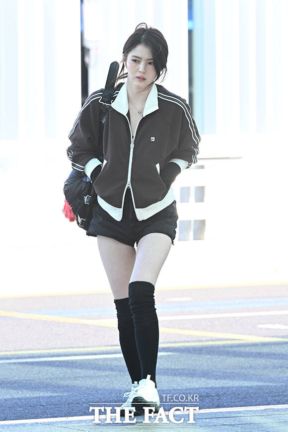 배우 한소희가 27일 인천국제공항에서 ‘휠라(FILA) 26FW 패션쇼’ 참석을 위해 이탈리아 밀라노로 출국하고 있다. /인천국제공항=김성렬 기자