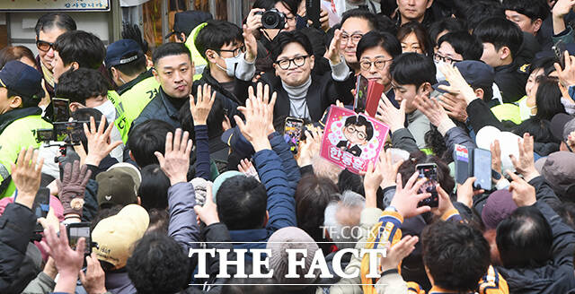 한동훈 전 국민의힘 대표가 27일 오후 대구 서문시장을 찾아 시민들과 인사를 나누고 있다. /대구=박상민 기자