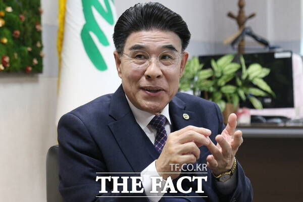 이응우 계룡시장이 지난 26일 <더팩트>와 인터뷰를 진행하고 있는 모습. /정예준 기자