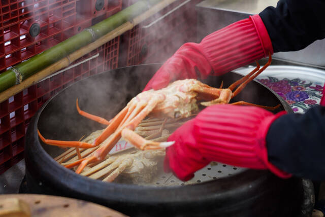 ‘2026 울진대게와 붉은대게 축제’가 27일 개막을 시작으로 3월 2일까지 후포항일원에서 열린다. 행사장에서 갓 쪄낸 대게 /울진군