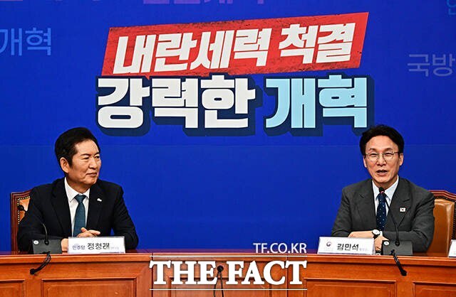 김민석 국무총리(오른쪽)가 지난해 8월 5일 국회를 찾아 정청래 더불어민주당 대표를 예방한 모습. 김 총리는 정 대표와 차기 당권을 두고 경쟁할 수 있는 대표 주자로 꼽힌다. /배정한 기자