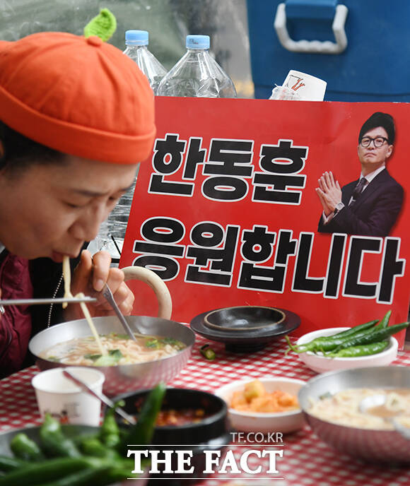 한동훈 전 국민의힘 대표가 27일 오후 대구 서문시장 방문을 앞둔 가운데 한 전 대표를 지지하는 시민들과 반대하는 시민들이 집회를 하고 있다. /대구=박상민 기자