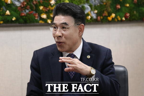 이응우 계룡시장이 지난 26일 <더팩트>와 인터뷰를 진행하고 있는 모습. /정예준 기자