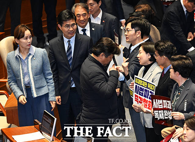 피켓 시위를 촬영하는 이해민 조국혁신당 의원에게 다가가는 서명옥 국민의힘 의원.