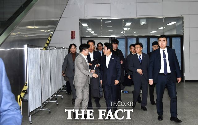 김민석 국무총리가 27일 김포골드라인 사우역을 방문해 안전점검하고 있다. /김포시