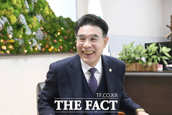 이응우 계룡시장이 지난 26일 <더팩트>와 인터뷰를 진행하고 있는 모습. /정예준 기자