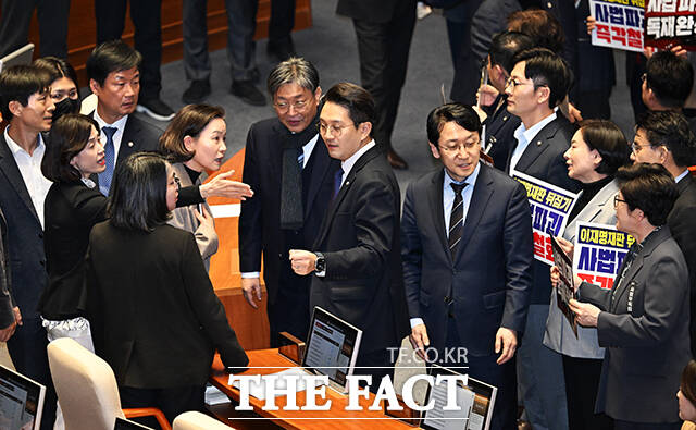 피켓 시위를 촬영하는 이해민 조국혁신당 의원에게 다가가는 서명옥 국민의힘 의원.