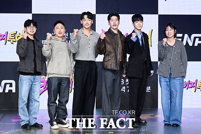 여행 유튜버 빠니보틀과 가수 비, 배우 김무열, 그룹 위너의 이승훈(왼쪽부터)이 27일 오후 서울 마포구 상암DMC 푸르지오 S-city에서 열린 ENA 새 예능프로그램 ‘크레이지 투어’ 제작발표회에 참석해 포즈를 취하고 있다. /서예원 기자