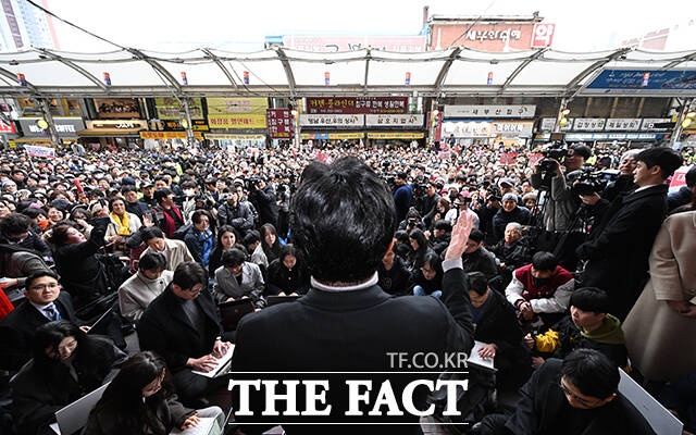 한동훈 전 국민의힘 대표가 27일 오후 대구 중구 서문시장을 방문하고 있다. /대구=박헌우 기자