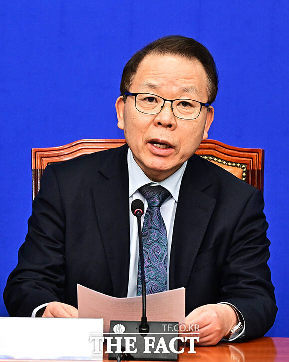 김이수 더불어민주당 중앙당 공천관리위원장(가운데)이 27일 오전 서울 여의도 국회에서 공천심사 결과를 발표하고 있다. /국회=배정한 기자