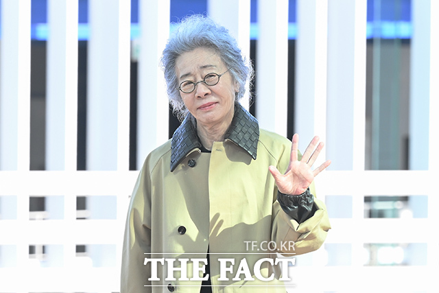 배우 윤여정이 27일 인천국제공항에서 ‘보테가 베네타 WINTER 2026 쇼’ 참석을 위해 이탈리아 밀라노로 출국하며 팬들에게 인사하고 있다. /인천국제공항=김성렬 기자