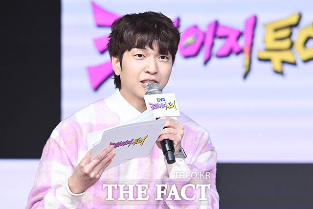 개그맨 유재필이 27일 오후 서울 마포구 상암DMC 푸르지오 S-city에서 열린 ENA 새 예능프로그램 ‘크레이지 투어’ 제작발표회에 참석해 진행을 하고 있다. /서예원 기자