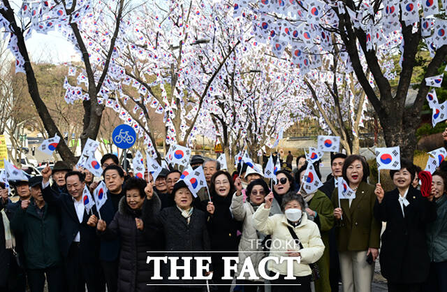박희영 용산구청장과 보훈가족들이 27일 서울 용산구 효창공원 내 의열사 참배를 마친 뒤 태극기거리를 행진하며 만세삼창을 외치고 있다.