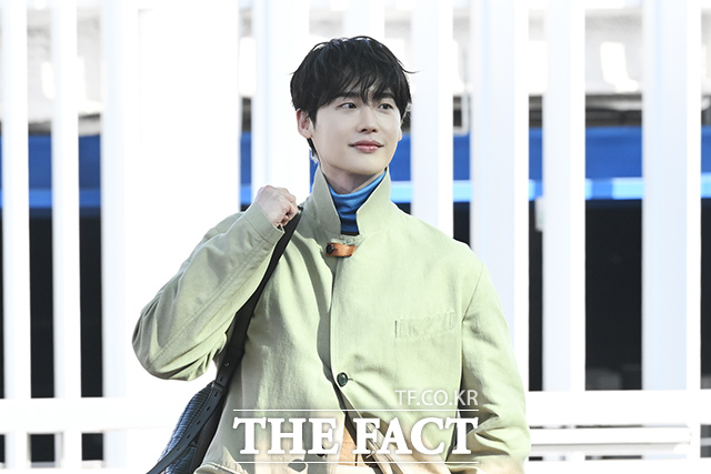 배우 이종석이 27일 인천국제공항에서 ‘페라가모 26FW 패션쇼’ 참석을 위해 이탈리아 밀라노로 출국하며 포즈를 취하고 있다. /인천국제공항=김성렬 기자
