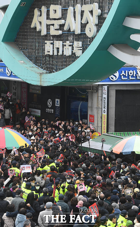 한동훈 전 국민의힘 대표가 지난달 27일 오후 대구 서문시장을 찾아 인파 사이에 둘러싸여 있다. /박상민 기자