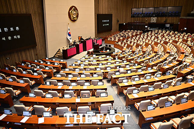 우원식 국회의장이 27일 서울 여의도 국회에서 열린 제432회 국회(임시회) 제8차 본회의에 참석해 법원조직법 일부개정법률안(대법관 증원법)을 상정하고 있다.