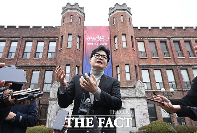 한동훈 전 국민의힘 대표(왼쪽 세 번째)가 장영중 계성중학교장(왼쪽 두 번째)의 설명을 듣고 있다.