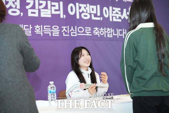 팬 사인회 중인 2026 밀라노·코르티나담페초 동계올림픽 여자 쇼트트랙 2관왕 김길리. /성남시청