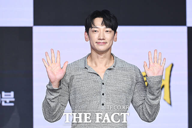 여행 유튜버 빠니보틀과 가수 비, 배우 김무열, 그룹 위너의 이승훈(왼쪽부터)이 27일 오후 서울 마포구 상암DMC 푸르지오 S-city에서 열린 ENA 새 예능프로그램 ‘크레이지 투어’ 제작발표회에 참석해 포즈를 취하고 있다. /서예원 기자