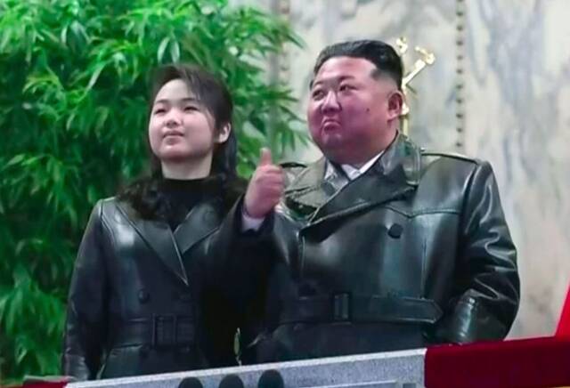 김정은 북한 국무위원장이 제9차 노동당 대회를 기점으로 정상외교에 적극 나설 것이란 전망이 나온다. 이 과정에서 딸 주애의 동행 여부도 관심이다. 사진은 지난 25일 평양 김일성광장에서 열린 당대회 기념 열병식에 참석한 주애의 모습. /뉴시스. 조선중앙TV 갈무리