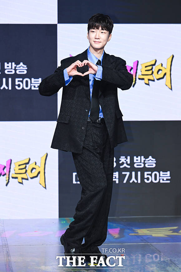 여행 유튜버 빠니보틀과 가수 비, 배우 김무열, 그룹 위너의 이승훈(왼쪽부터)이 27일 오후 서울 마포구 상암DMC 푸르지오 S-city에서 열린 ENA 새 예능프로그램 ‘크레이지 투어’ 제작발표회에 참석해 포즈를 취하고 있다. /서예원 기자