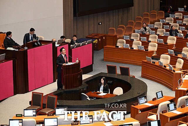 송석준 국민의힘 의원이 27일 서울 여의도 국회에서 열린 제432회 국회(임시회) 제8차 본회의에 참석해 법원조직법 일부개정법률안(대법관 증원법)에 대한 무제한토론(필리버스터)를 하고 있다. /국회=배정한 기자