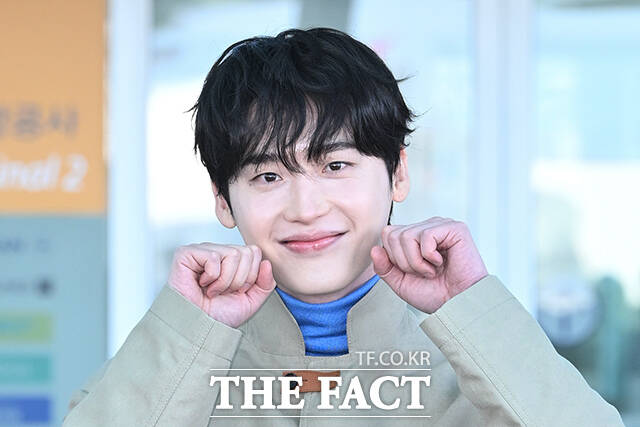 배우 이종석이 27일 인천국제공항에서 ‘페라가모 26FW 패션쇼’ 참석을 위해 이탈리아 밀라노로 출국하며 포즈를 취하고 있다. /인천국제공항=김성렬 기자