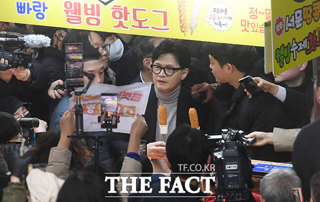 한동훈 전 국민의힘 대표가 27일 오후 대구 서문시장을 찾아 시민들과 인사를 나누고 있다. /대구=박상민 기자