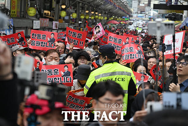 한동훈 전 국민의힘 대표가 27일 오후 대구 중구 서문시장을 찾은 가운데 지지자들이 한 전 대표를 응원하고 있다. /대구=박헌우 기자