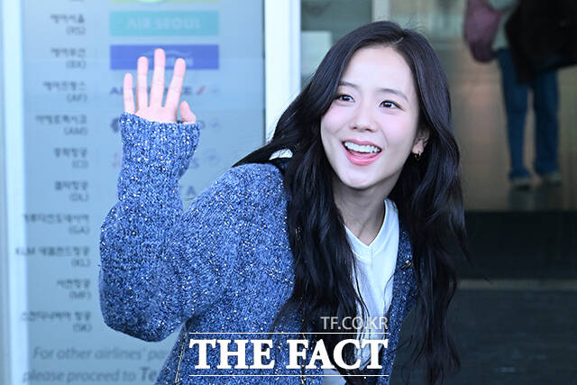 블랙핑크 지수가 27일 오전 인천국제공항에서 ‘디올 FW 2026-2027 컬렉션 쇼’ 참석을 위해 프랑스 파리로 출국하고 있다. /인천국제공항=김성렬 기자