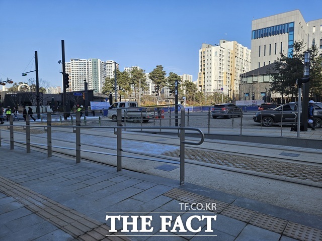 27일 오후 서울 송파구 위례광장로 위례선 트램 105정거장 인근에는 트램 접근을 막는 펜스가 설치돼 있다. /김명주 기자