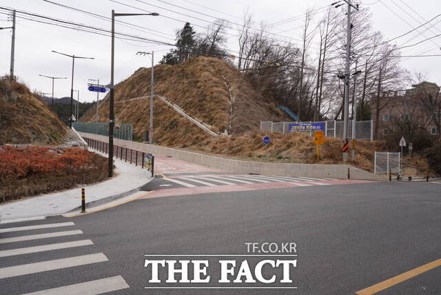 26일 전주시 덕진구 우아동1가 아중저수지(아중호수)로 향하는 옛 진출입로가 폐쇄된 가운데 신설된 우회도로가 운전자의 혼란을 줄이고 사고를 예방하기 위한 도로 표지판이나 도로 바닥 표시 안내 등이 부실한 상황에서 개통돼 있다. /전주=김수홍 기자