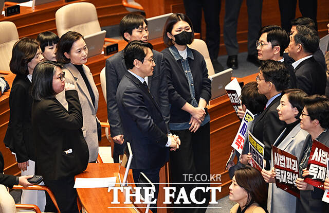 피켓 시위를 촬영하는 이해민 조국혁신당 의원에게 다가가는 서명옥 국민의힘 의원.