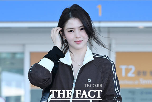 배우 한소희가 27일 인천국제공항에서 ‘휠라(FILA) 26FW 패션쇼’ 참석을 위해 이탈리아 밀라노로 출국하고 있다. /인천국제공항=김성렬 기자