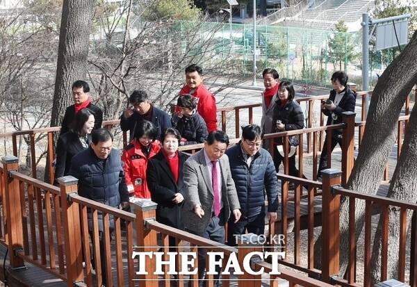 서철모 대전시 서구청장이 26일 현장에서 주민들의 의견을 듣기 위한 '우리동네 소통투어' 일정으로 도안동을 방문했다. 갑천 생태호수공원에서 자생단체 회원 및 주민 60여 명과 함께 새봄맞이 플로깅 행사를 진행하고 있는 모습. /대전시 서구