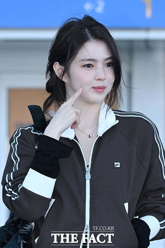 배우 한소희가 27일 인천국제공항에서 ‘휠라(FILA) 26FW 패션쇼’ 참석을 위해 이탈리아 밀라노로 출국하고 있다. /인천국제공항=김성렬 기자