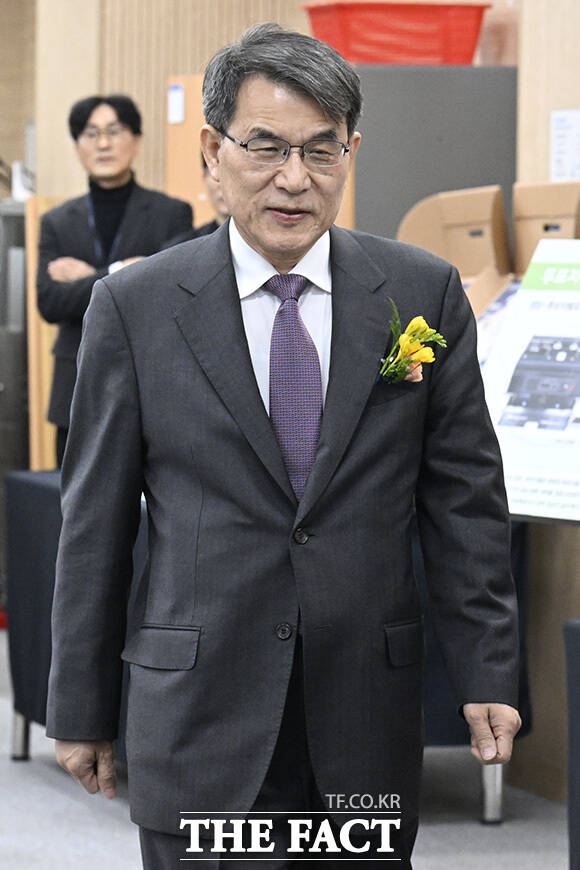 노태악 선관위원장이 선거 장비를 점검하고 있다.