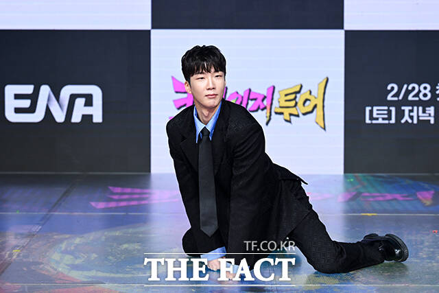 그룹 위너의 이승훈이 '크레이지 투어' 제작발표회에서 가수 비의 '깡' 포즈를 취하고 있다.