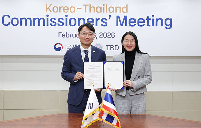 임광현 청장과 쿨라야 탄티테밋 국세청장이 접견 후 기념촬영을 하고 있다./국세청